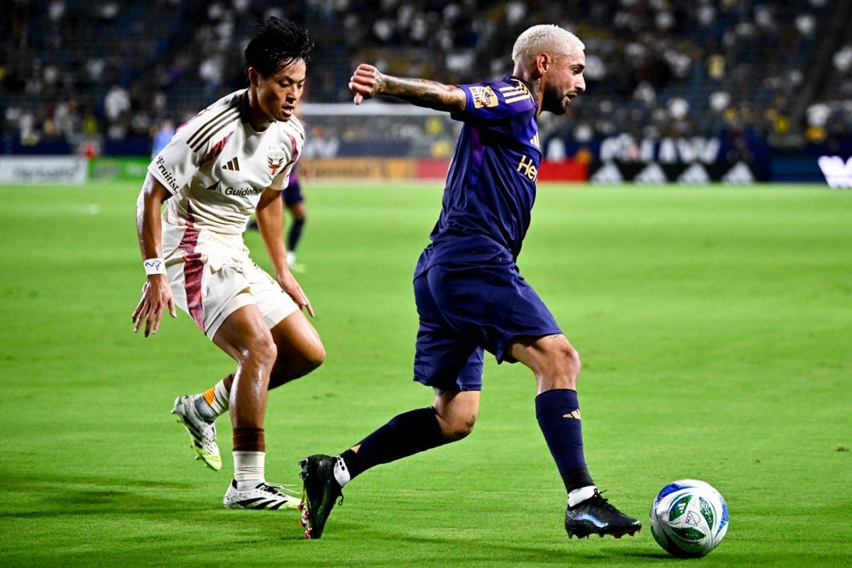 Jul 12, 2025; Carson, California, USA; LA Galaxy midfielder Diego Fagundez (7) moves the ball while D.C. United midfielder Hosei Kijima (77) defends during the first half at Dignity Health Sports Park. Mandatory Credit: Kelvin Kuo-Imagn Images