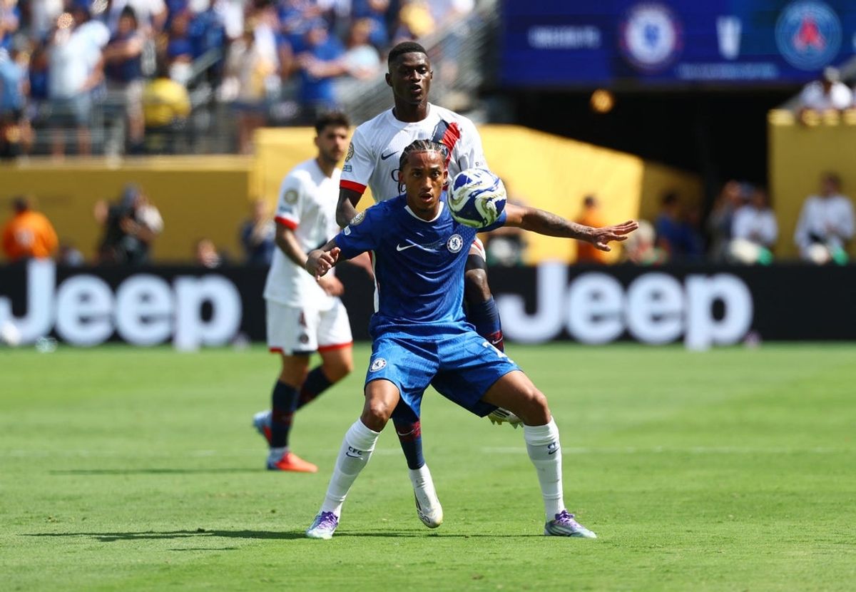 [Subscription Customers Only] Jul 13, 2025; East Rutherford, New Jersey, USA; Chelsea FC forward Joao Pedro (20) in action with Paris Saint-Germain defender Nuno Mendes (25) during the final of the 2025 FIFA Club World Cup at MetLife Stadium. Mandatory Credit: Kai Pfaffenbach-Reuters via Imagn Images