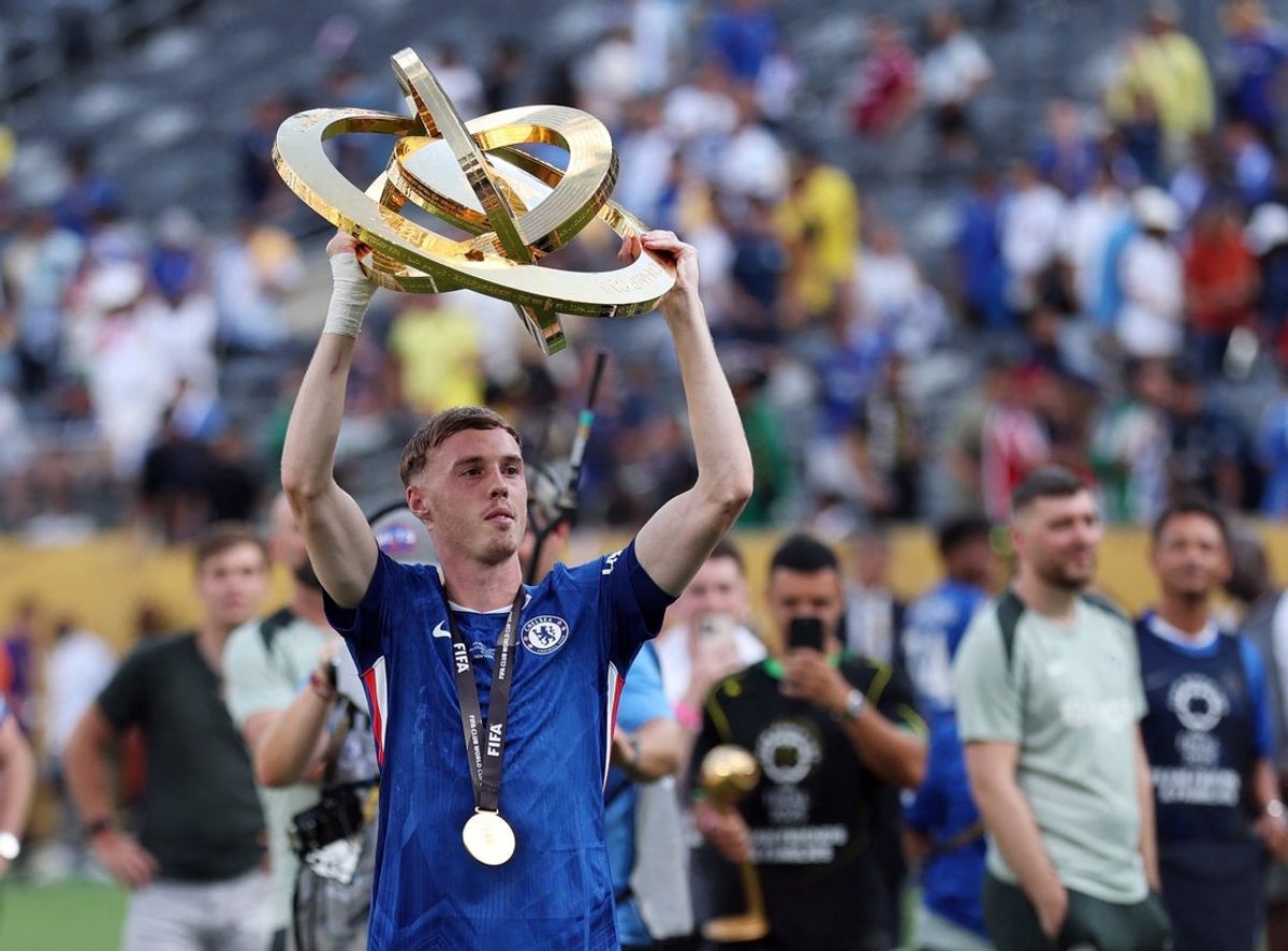 [Subscription Customers Only] Jul 13, 2025; East Rutherford, New Jersey, USA; Chelsea FC midfielder Cole Palmer (10) celebrates with the trophy after winning the final of the 2025 FIFA Club World Cup at MetLife Stadium. Mandatory Credit: Mike Segar-Reuters via Imagn Images