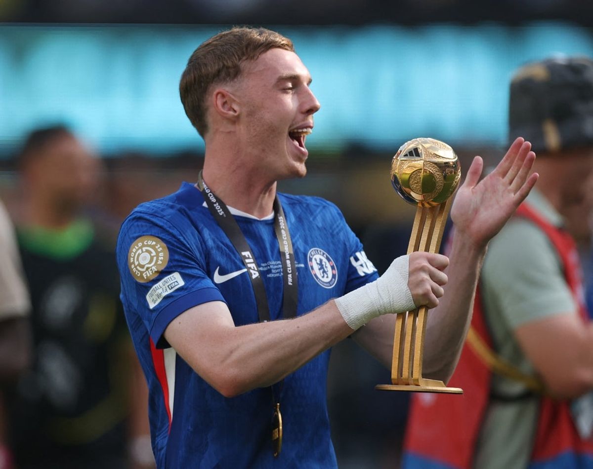 [Subscription Customers Only] Jul 13, 2025; East Rutherford, New Jersey, USA; Chelsea FC midfielder Cole Palmer (10) celebrates with the golden ball trophy after the final of the 2025 FIFA Club World Cup at MetLife Stadium. Mandatory Credit: Lee Smith-Reuters via Imagn Images