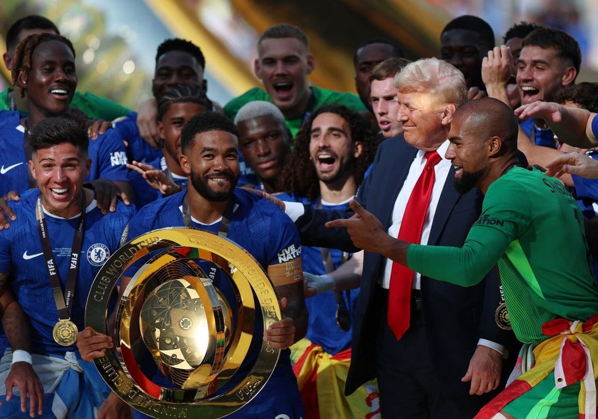 [Subscription Customers Only] Jul 13, 2025; East Rutherford, New Jersey, USA; Chelsea FC defender Reece James (24) and teammates celebrate with the trophy alongside U.S. President Donald Trump after winning the final of the 2025 FIFA Club World Cup at MetLife Stadium. Mandatory Credit: Hannah Mckay-Reuters via Imagn Images