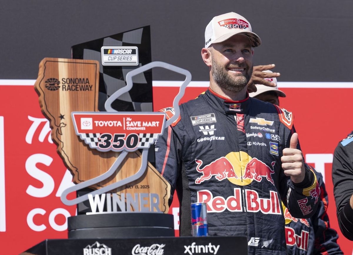13 de julho de 2025; Sonoma, Califórnia, EUA; O piloto da NASCAR Cup Series, Shane van Gisbergen (88), comemora após vencer o NASCAR Toyota / Save Mart 350 no Sonoma Raceway. Crédito obrigatório: Stan Szeto-Imagn Images