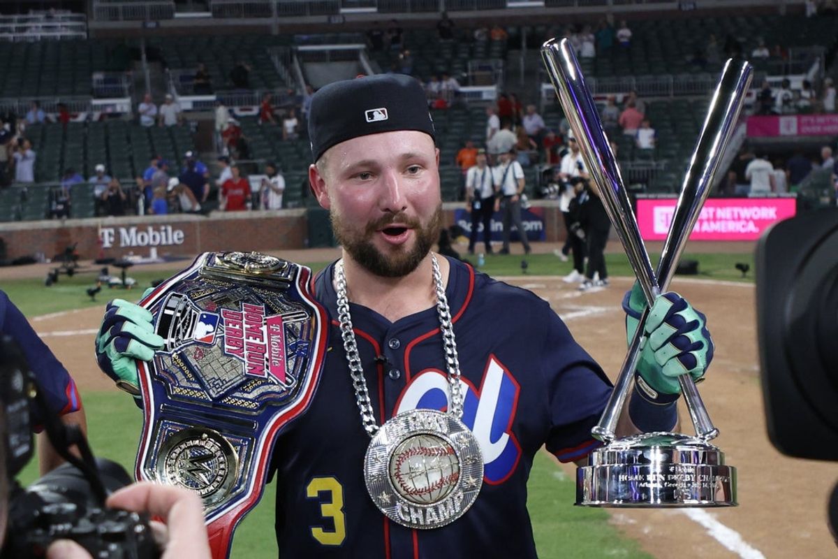 14 de julho de 2025; Atlanta, GA, EUA; O apanhador do Seattle Mariners, Cal Raleigh (29), comemora após vencer o Home Run Derby de 2025 em Truist Park. Crédito obrigatório: Brett Davis-Imagn Images