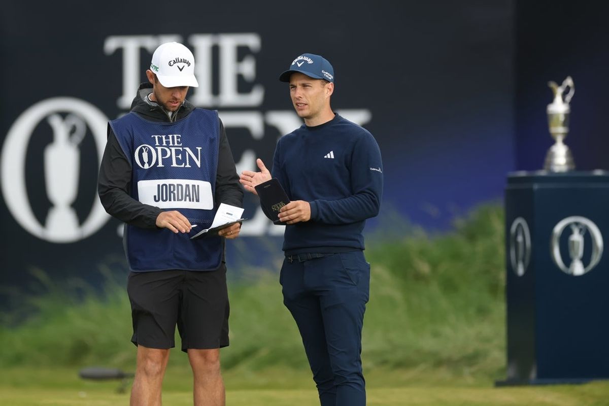 17 de julho de 2025; Portrush, Irlanda; Matthew Jordan fala com seu caddie durante a primeira rodada do torneio de golfe do 153º Open Championship no Royal Portrush. Crédito obrigatório: Mike Frey-Imagn Images