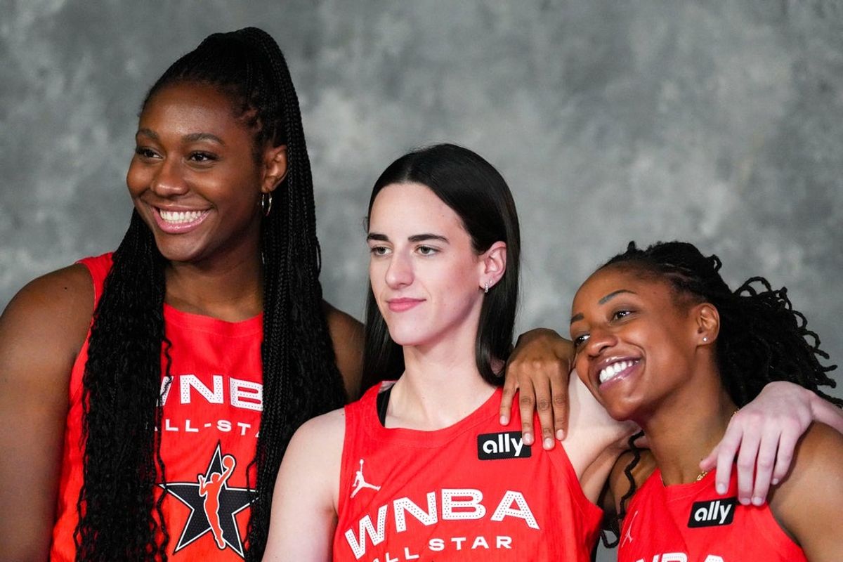 Aliyah Boston (7), Caitlin Clark (22) e Kelsey Mitchell (0) do Indiana Fever tiram uma foto antes do 2025 WNBA All-Star Game no sábado, 19 de julho de 2025, no Gainbridge Fieldhouse em Indianápolis.