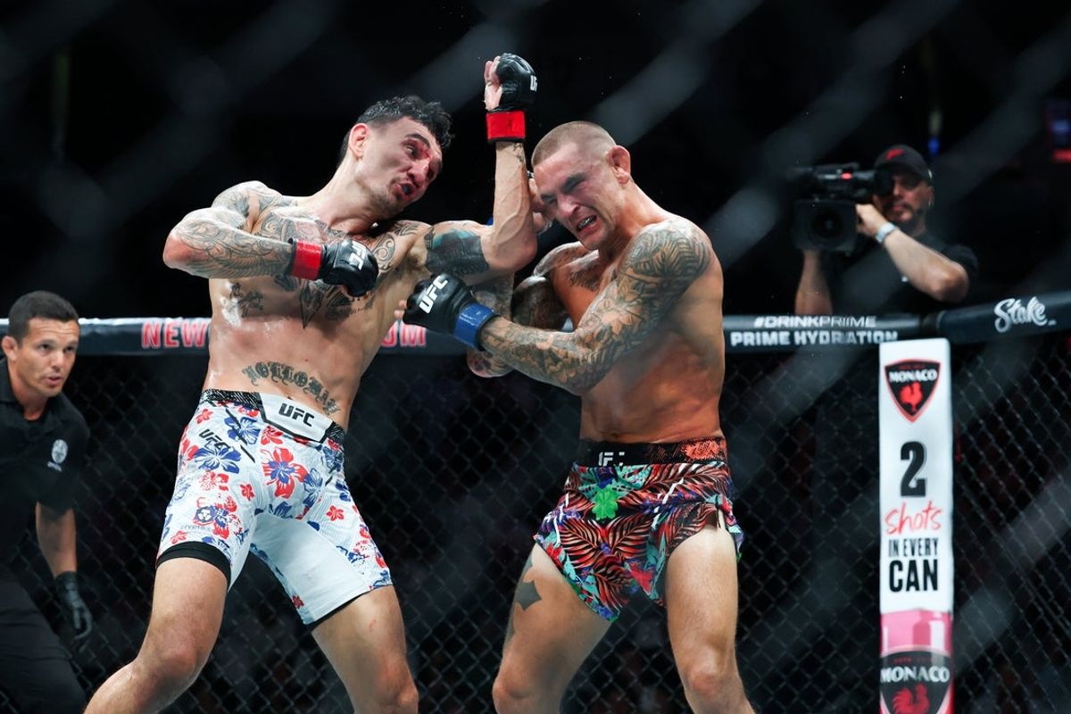 Jul 19, 2025; New Orleans, Louisiana, UNITED STATES; Max Holloway (red gloves) fights against Dustin Poirier (blue gloves) during UFC 318 at Smoothie King Center. Mandatory Credit: Stephen Lew-Imagn Images