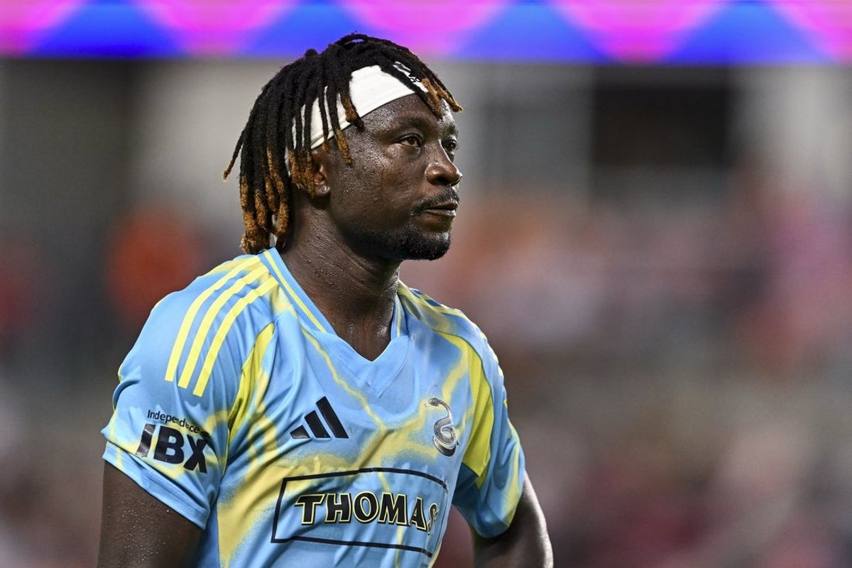 19 de julho de 2025; Houston, Texas, EUA; O zagueiro do Philadelphia Union, Olivier Mbaizo (15), assistiu ao primeiro tempo contra o Houston Dynamo FC, no Shell Energy Stadium. Crédito obrigatório: Maria Lysaker-Imagn Images