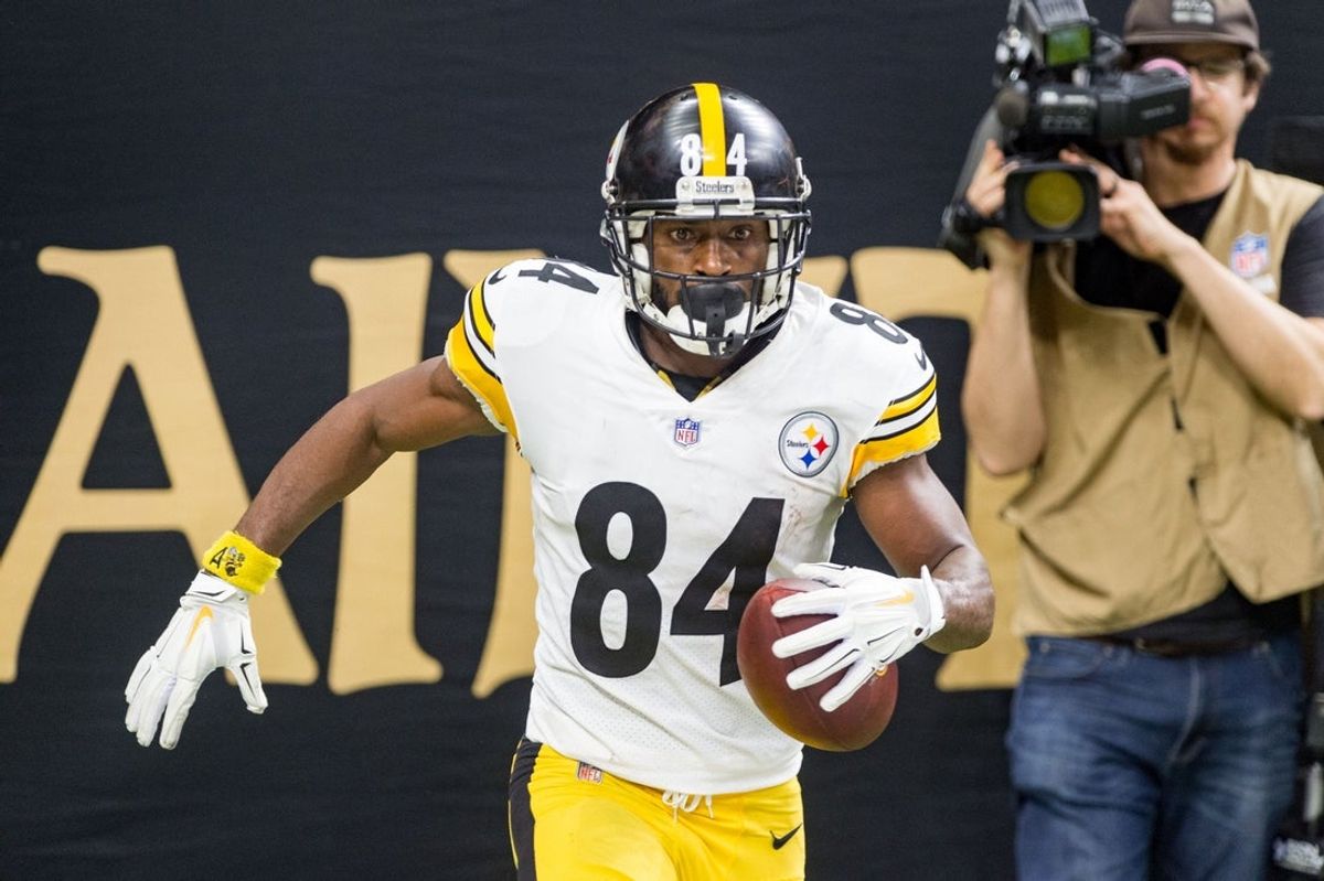 Steelers receiver Antonio Brown scores a touchdown during the NFL football game between the New Orleans Saints and the Pittsburgh Steelers in the Mecedes-Benz Superdome.. Sunday, Dec. 23, 2018.

636811964122235925-v2Saints.Steelers.NFL.football.12.23.18-6375.jpg