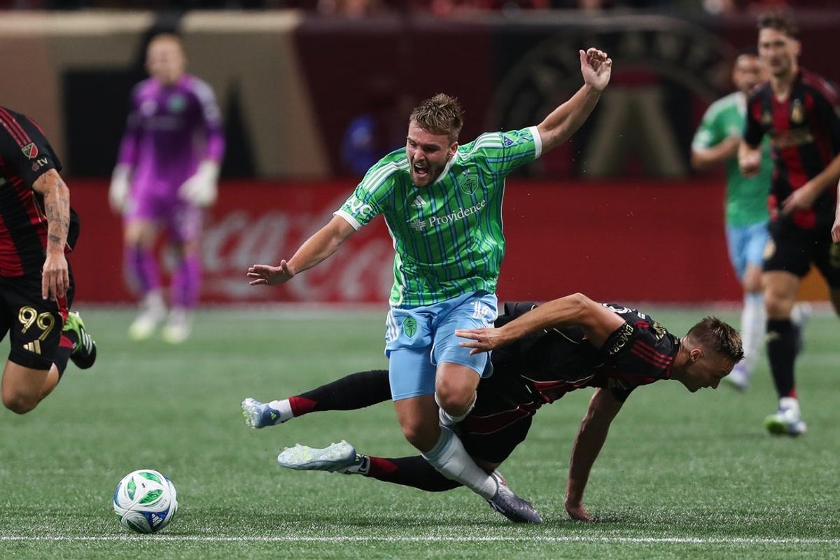 Jul 26, 2025; Atlanta, Georgia, USA; Atlanta United defender Stian Gregersen (5) and Seattle Sounders forward Pedro De La Vega (10) fight for the ball during the first half at Mercedes-Benz Stadium. Mandatory Credit: Mady Mertens-Imagn Images