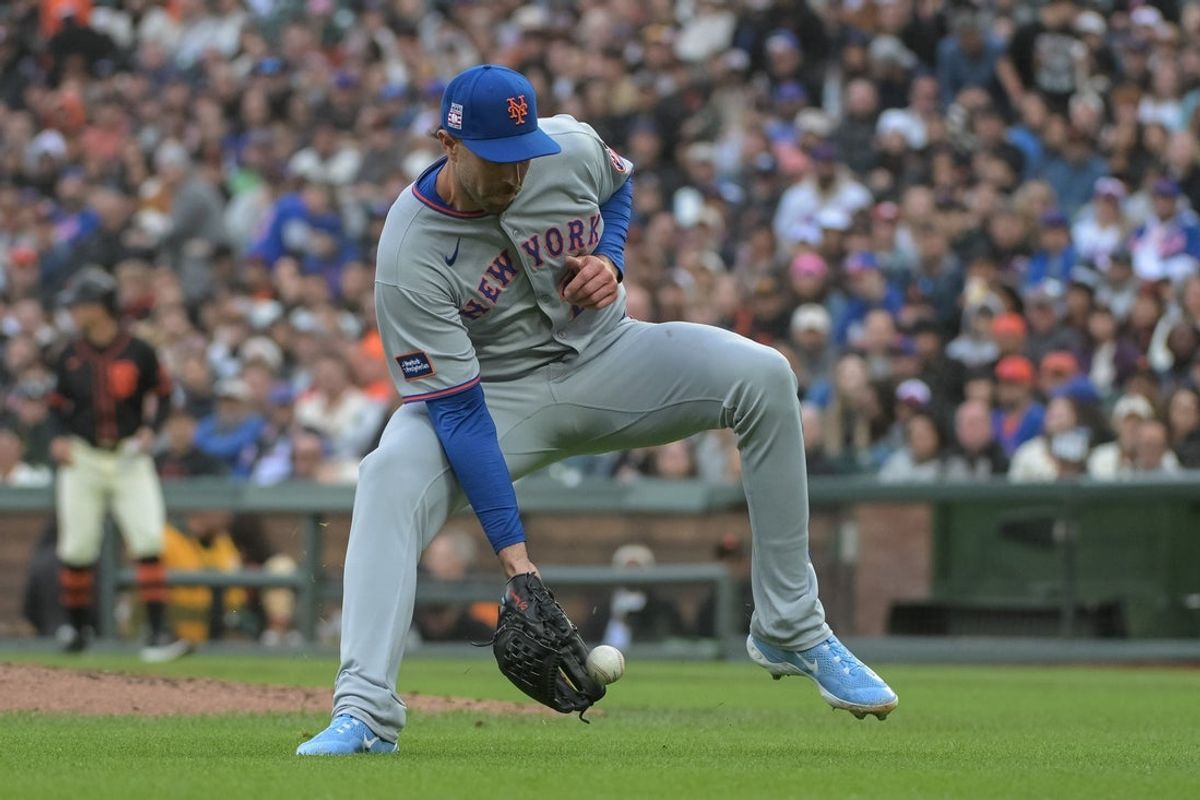 Jul 26, 2025; San Francisco, California, USA;  New York Mets pitcher David Peterson (23) fields a ground ball during the fourth inning of the game against the San Francisco Giants at Oracle Park. Mandatory Credit: Ed Szczepanski-Imagn Images
