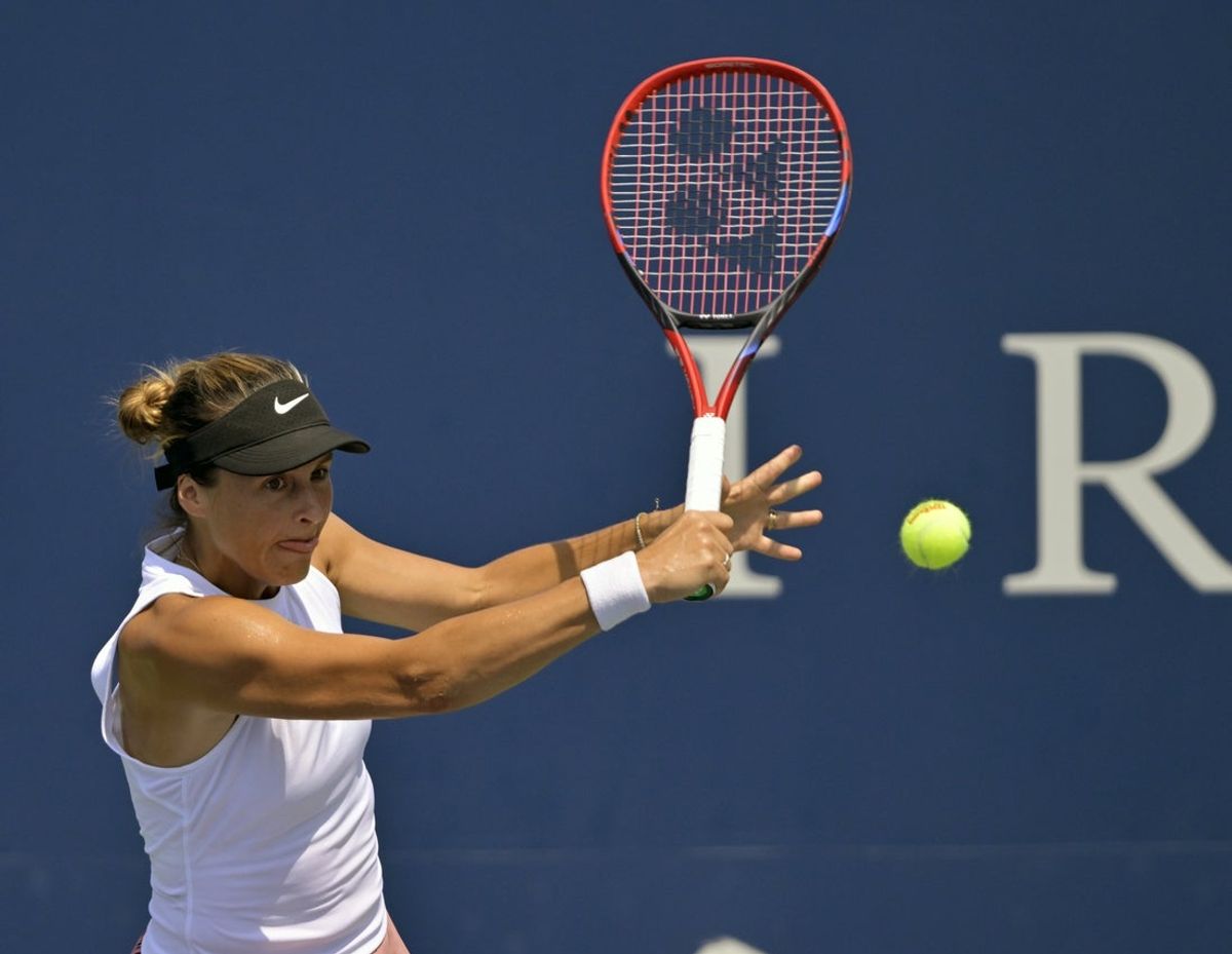 28 de julho de 2025; Montreal, QC, Canadá; Tatjana Maria (GER) reage devolvendo a bola contra Laura Siegemund (GER) na primeira rodada no IGA Stadium. Crédito obrigatório: Eric Bolte-Imagn Images