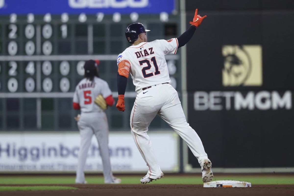Jul 29, 2025; Houston, Texas, USA; Houston Astros catcher Yainer Diaz (21) rounds the bases after hitting a home run during the fourth inning against the Washington Nationals at Daikin Park. Mandatory Credit: Troy Taormina-Imagn Images