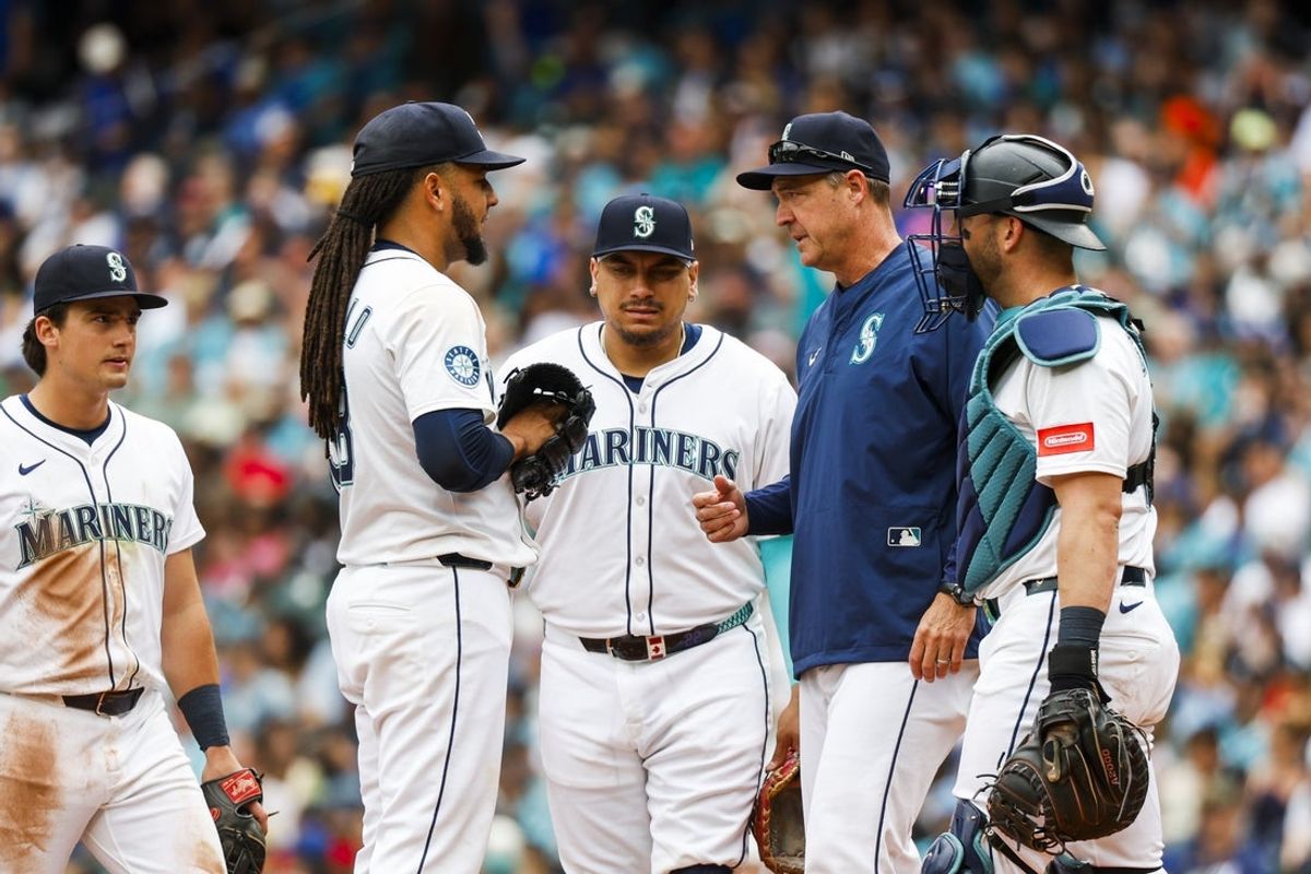 Aug 2, 2025; Seattle, Washington, USA; Seattle Mariners manager Dan Wilson (6) takes the ball from starting pitcher Luis Castillo (58) during a fifth inning pitching change against the Texas Rangers at T-Mobile Park. Mandatory Credit: Joe Nicholson-Imagn Images