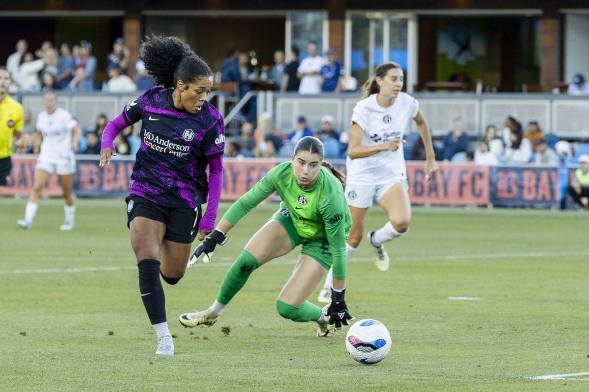 Aug 2, 2025; San Jose, California, USA; Houston Dash forward Evelina Duljan (7) drives to goal as Bay FC goalkeeper Jordan Silkowitz (29) defends during the first half at PayPal Park. Mandatory Credit: John Hefti-Imagn Images