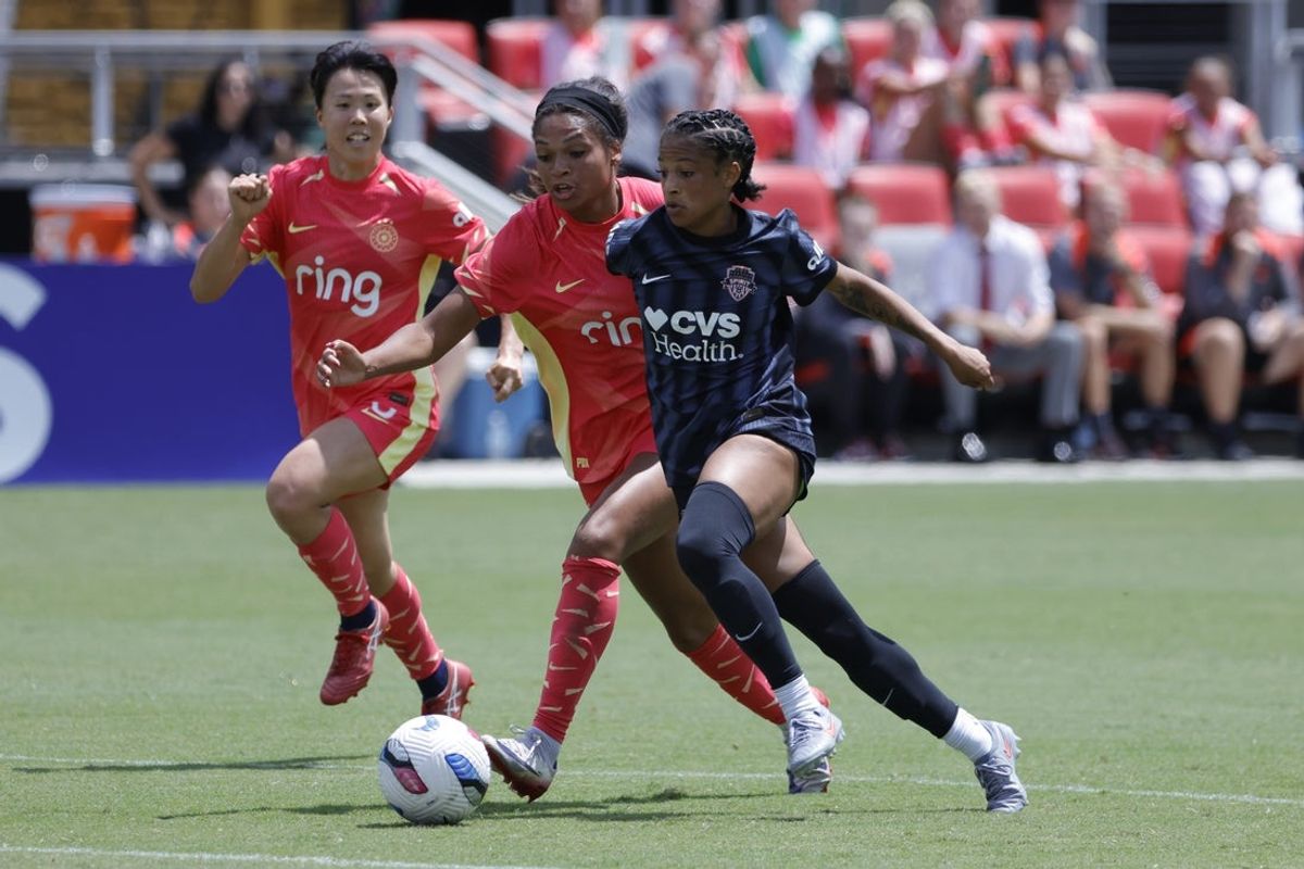 Aug 3, 2025; Washington, District of Columbia, USA; Washington Spirit midfielder Croix Bethune (7) battles for the ball with Portland Thorns FC defender Isabella Obaze (5) during the first half at Audi Field. Mandatory Credit: Amber Searls-Imagn Images
