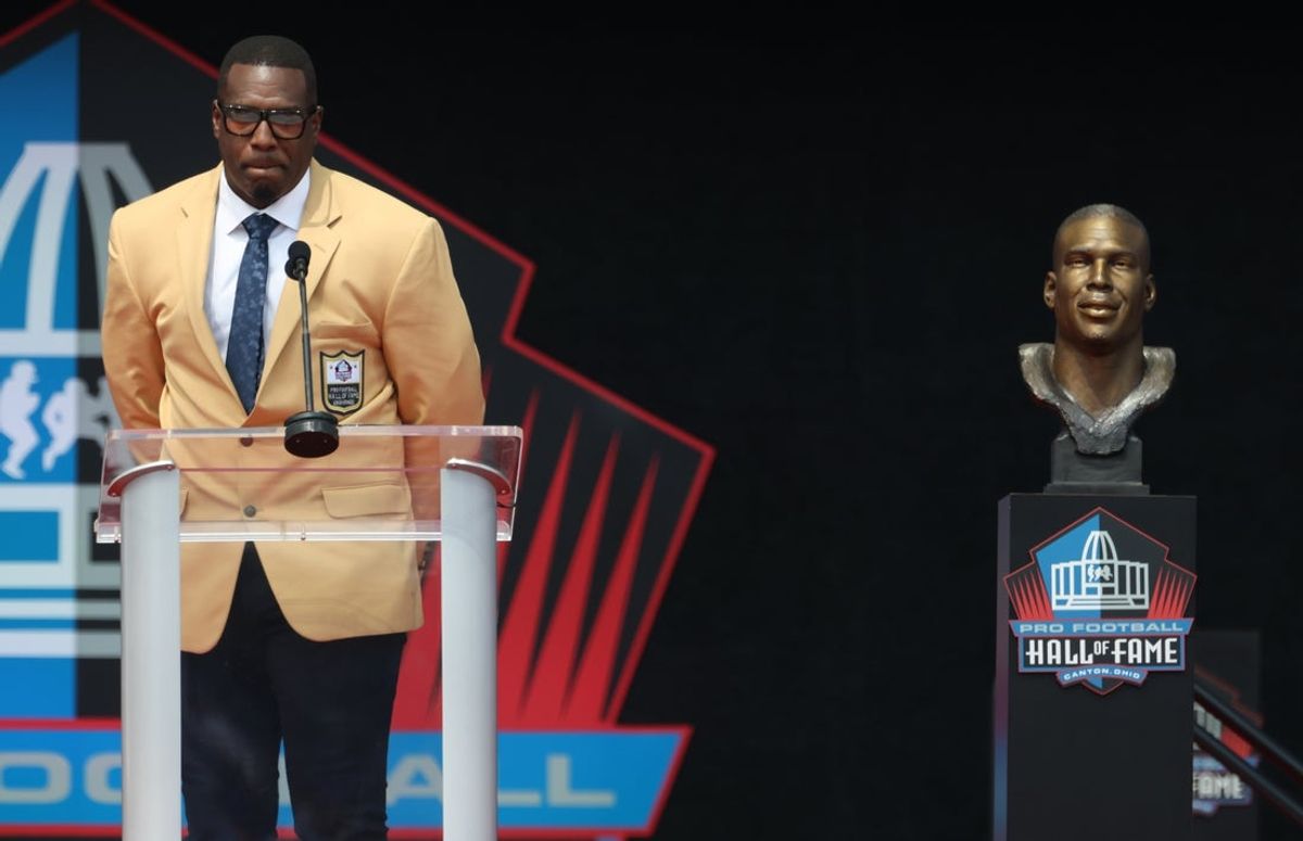 Pro Football Hall of Fame Class of 2025 enshrinee Antonio Gates gives his acceptance speech during ceremonies at Tom Benson Hall of Fame Stadium. Mandatory Credit: Charles LeClaire-Imagn Images