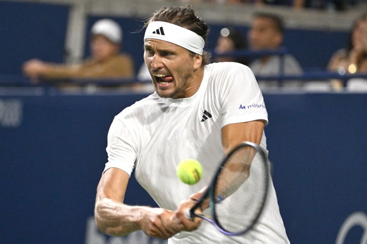 4 de agosto de 2025; Toronto, ON, Canadá; Alexander Zverev (GER) arremessa contra Alexei Popyrin (AUS) durante o jogo das quartas de final no Sobeys Stadium. Crédito obrigatório: Dan Hamilton-Imagn Images