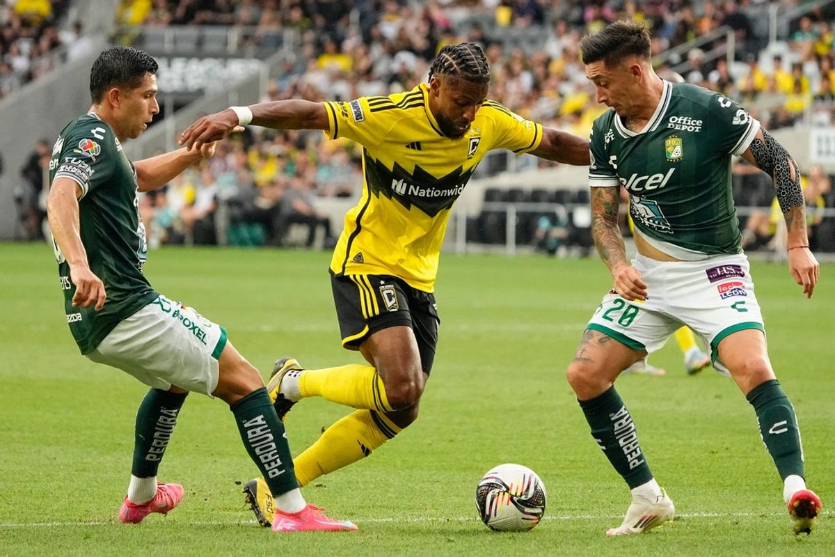 Columbus Crew defender Steven Moreira (31) dribbles between Club Leon defender Salvador Reyes (26) and defender Rodrigo Echeverria (20) during the first half of the Leagues Cup soccer match at Lower.com Field in Columbus on Aug. 5, 2025.