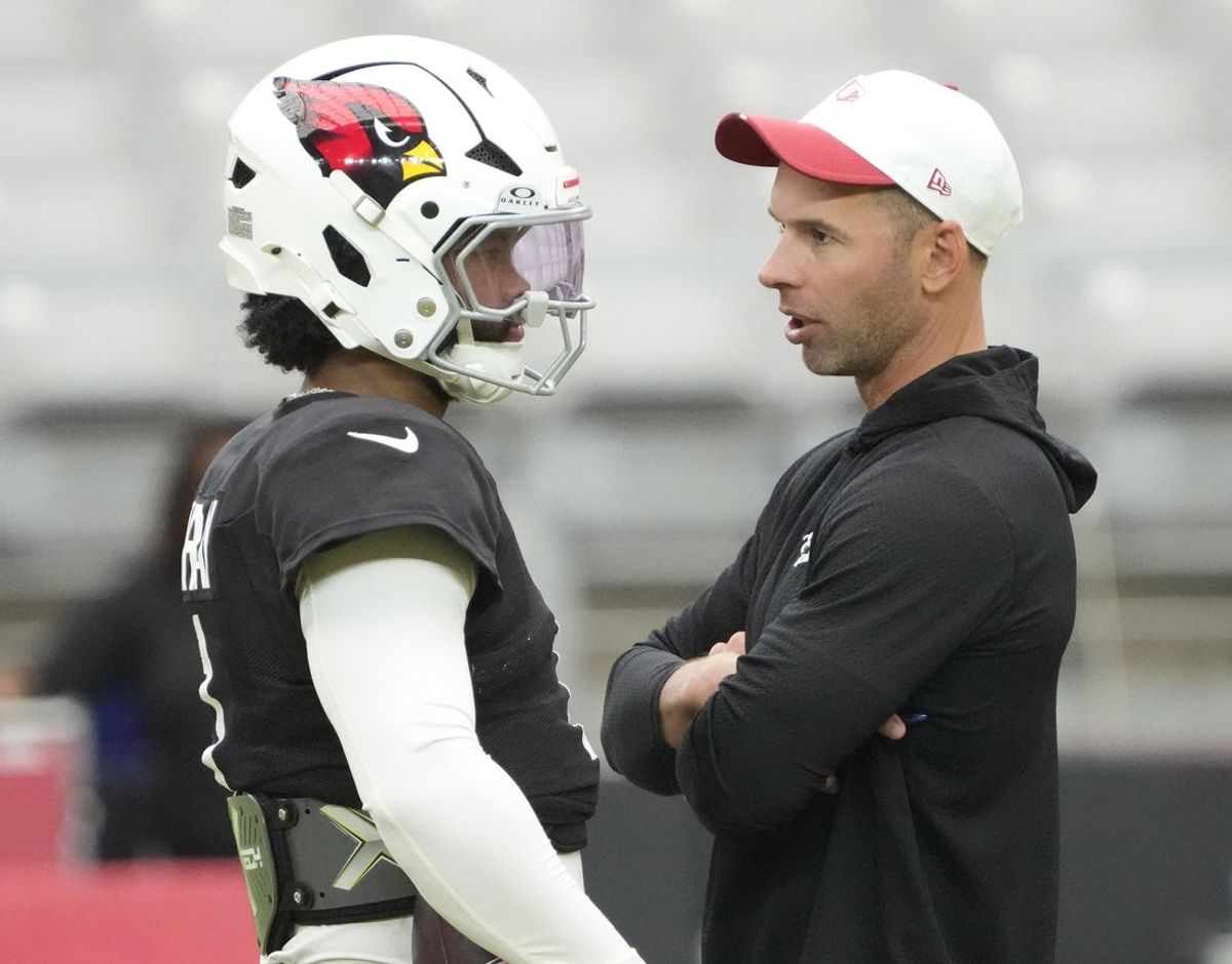 Arizona Cardinals quarterback Kyler Murray (1) talks with head coach Jonathan Gannon during training camp at State Farm Stadium in Glendale on Aug. 6, 2025.