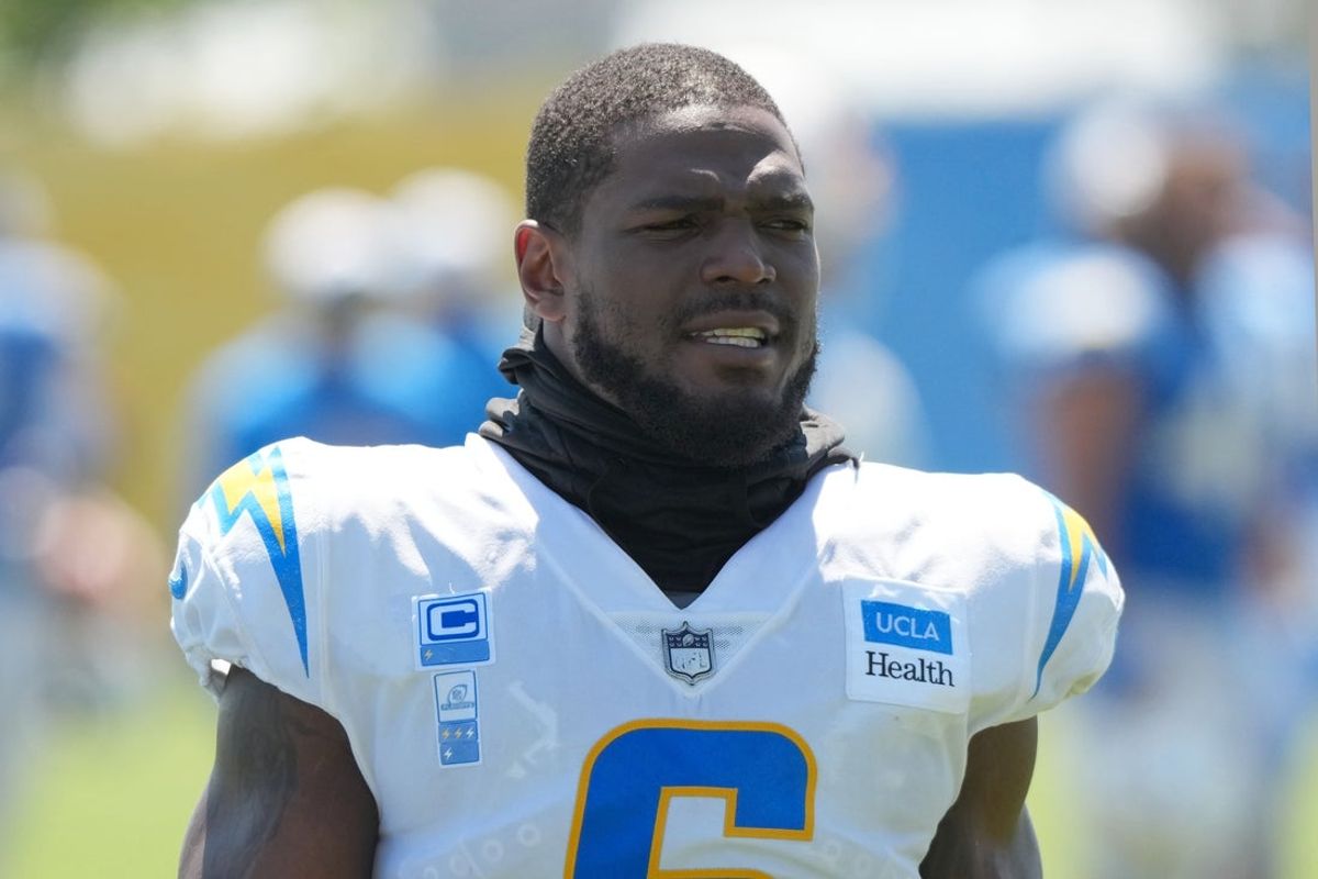 Aug 7, 2025; El Segundo, CA, USA; Los Angeles Chargers linebacker Denzel Perryman (6) during training camp at The Bolt. Mandatory Credit: Kirby Lee-Imagn Images