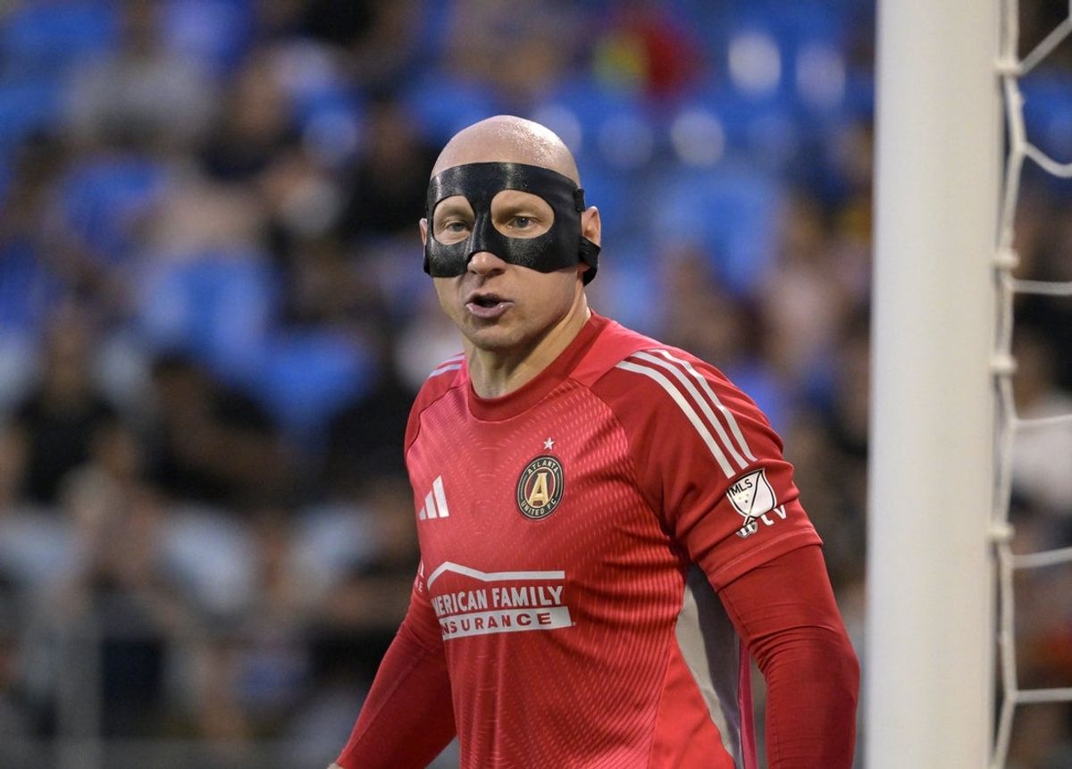Aug 9, 2025; Montreal, Province of Quebec, CAN; Atlanta United goalkeeper Brad Guzan (1) during the first half against CF Montreal at Saputo Stadium. Mandatory Credit: Eric Bolte-Imagn Images