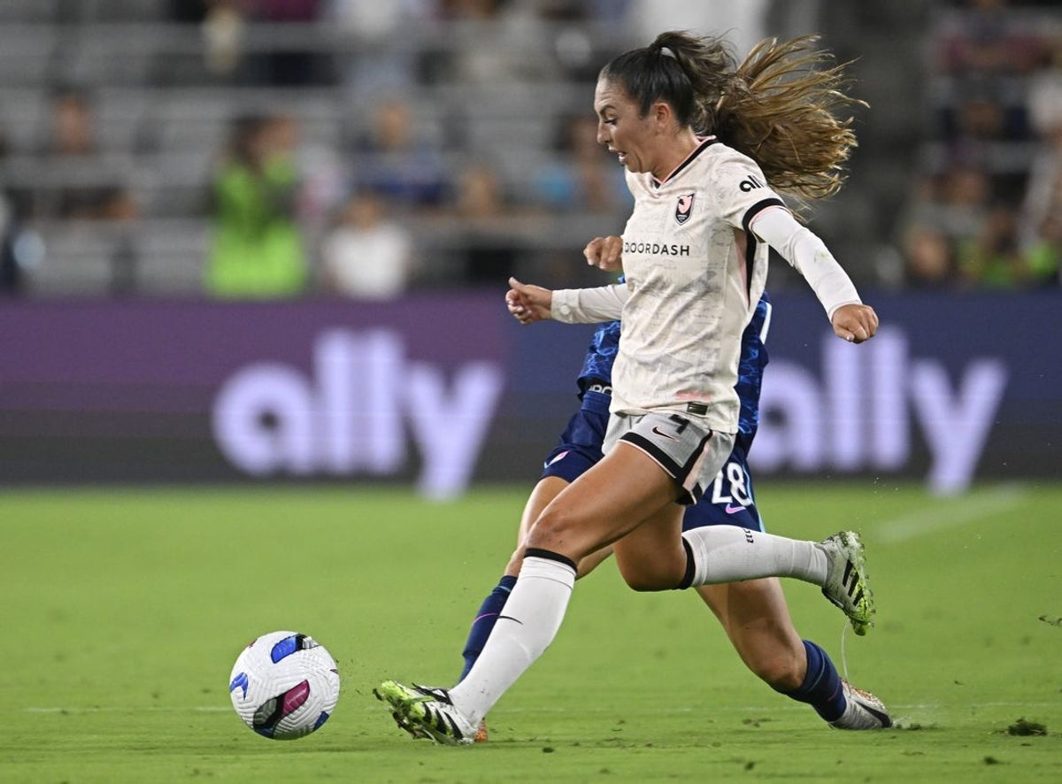 Aug 9, 2025; San Diego, California, USA;  Angel City FC midfielder Katie Zelem (4) breaks away from San Diego Wave FC midfielder Jordan Fusco (28) during the second half at Snapdragon Stadium. Mandatory Credit: Denis Poroy-Imagn Images