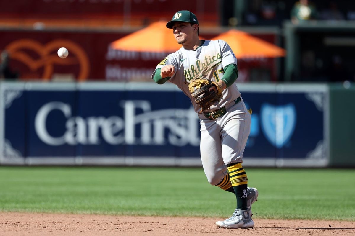 10 de agosto de 2025; Baltimore, Maryland, EUA; O segunda base do atletismo, Luis Urias (17), lança para a primeira posição durante a nona entrada contra o Baltimore Orioles no Oriole Park em Camden Yards. Crédito obrigatório: Daniel Kucin Jr.-Imagn Images