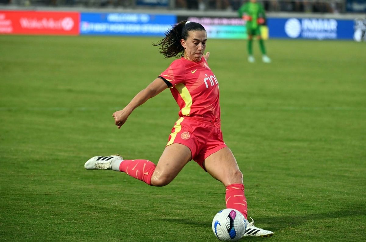 Aug 16, 2025; Cary, North Carolina, USA; Portland Thorns midfielder Sam Coffey (17) takes a free kick during the first half against the North Carolina Courage at First Horizon Stadium at WakeMed Soccer Park. Mandatory Credit: Rob Kinnan-Imagn Images