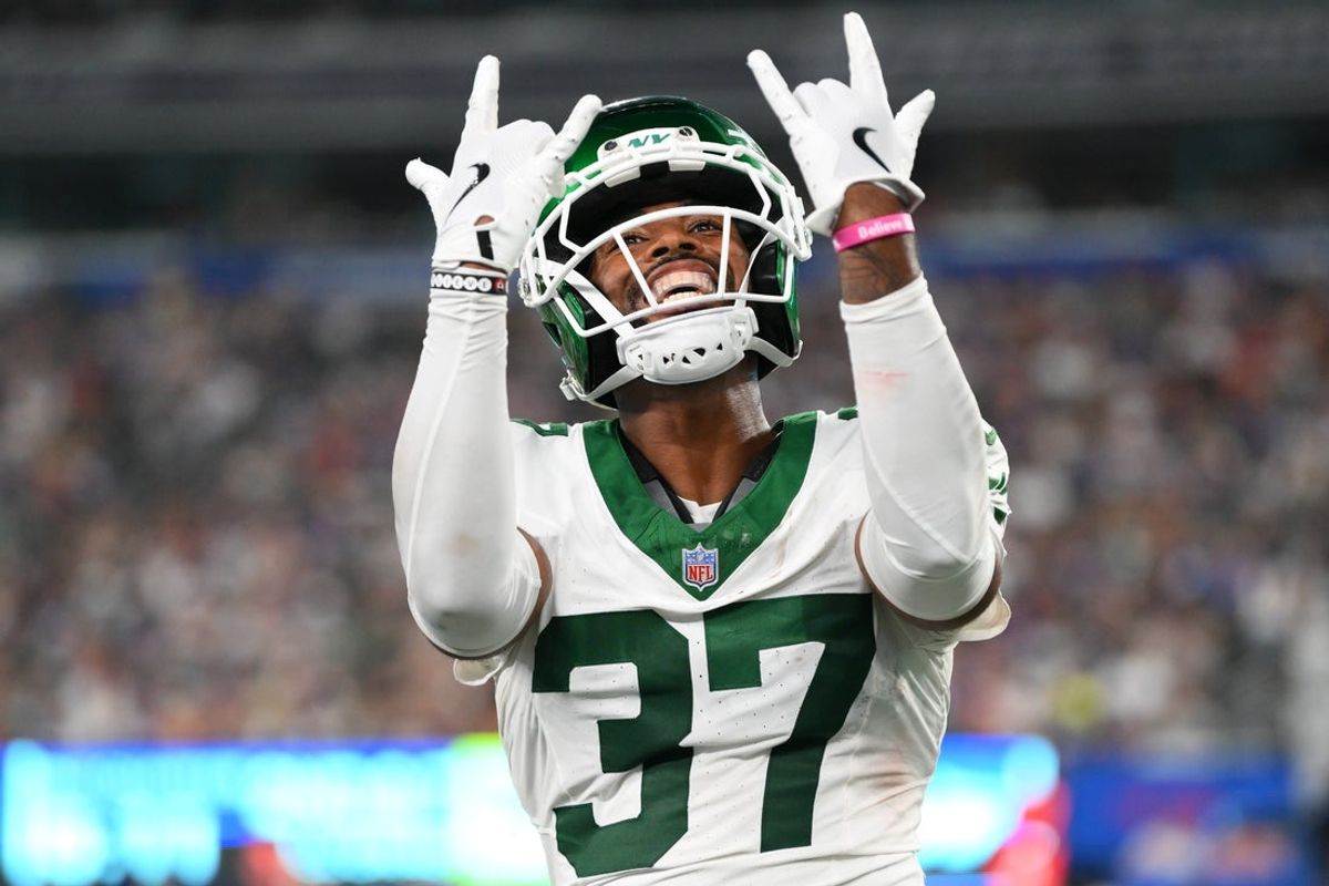 Aug 16, 2025; East Rutherford, New Jersey, USA; New York Jets cornerback Qwan'tez Stiggers (37) reacts to a play against the New York Giants during the first half at MetLife Stadium. Mandatory Credit: Rich Barnes-Imagn Images