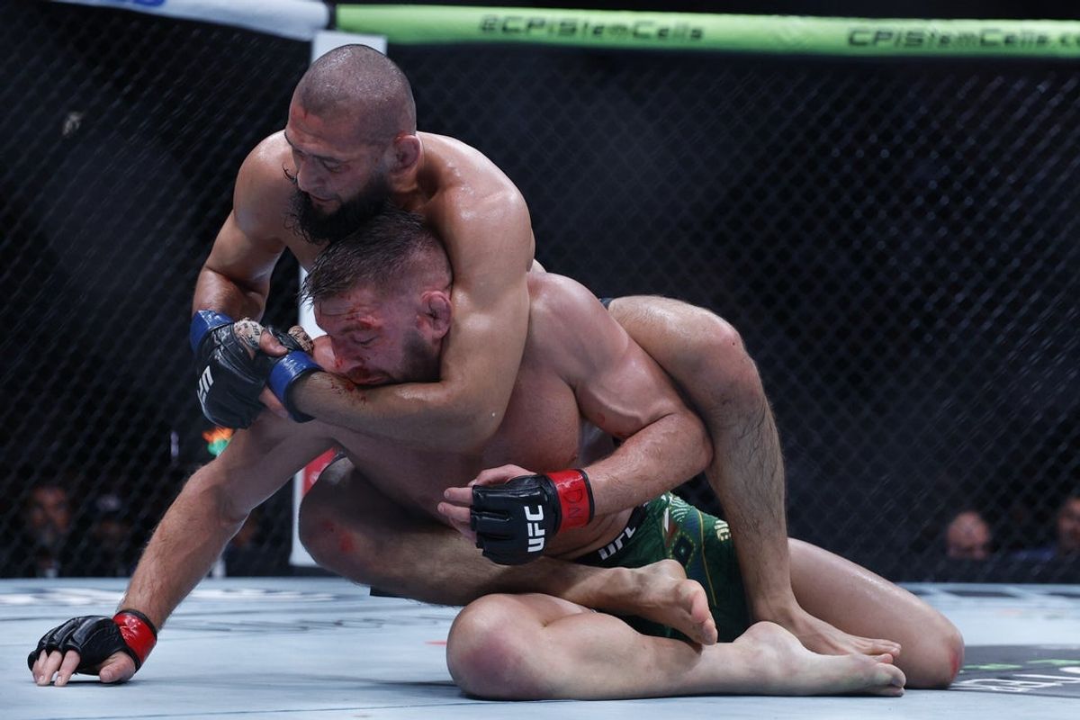 Aug 16, 2025; Chicago, Illinois, UNITED STATES; Dricus Du Plessis Murphy (red gloves) fights Khamzat Chimaev (blue gloves) during UFC 319 at United Center. Mandatory Credit: Kamil Krzaczynski-Imagn Images