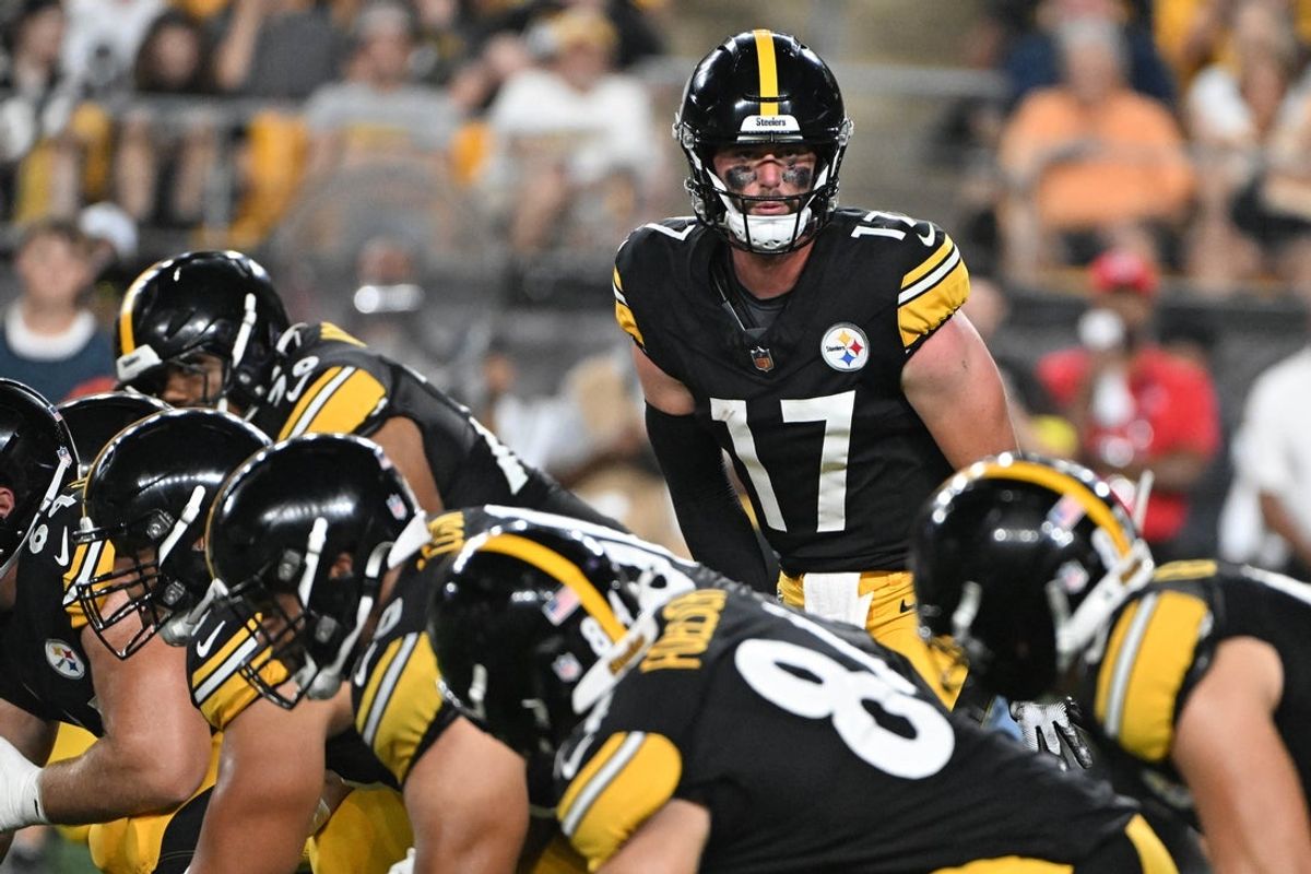 Aug 16, 2025; Pittsburgh, Pennsylvania, USA; Pittsburgh Steelers quarterback Skylar Thompson (17) lines up against the Tampa Bay Buccaneers during the second half at Acrisure Stadium. Mandatory Credit: Barry Reeger-Imagn Images