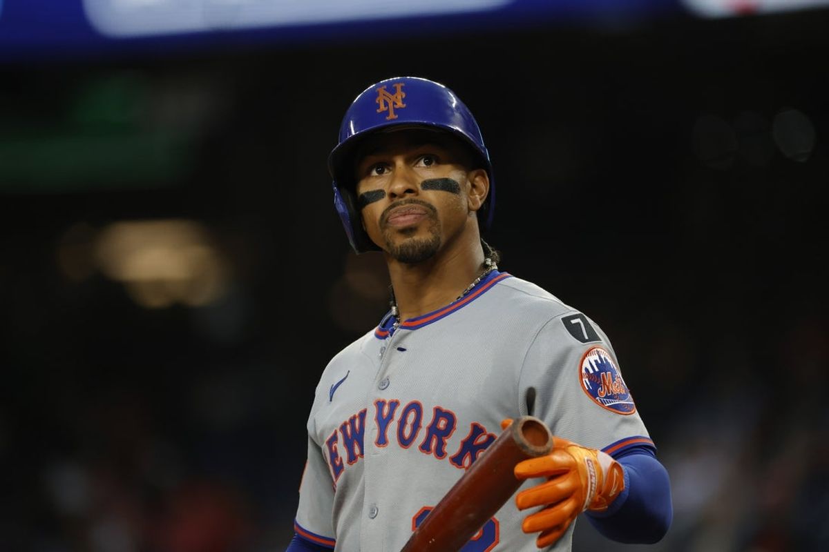 Aug 19, 2025; Washington, District of Columbia, USA; New York Mets shortstop Francisco Lindor (12) looks on at bat against the Washington Nationals during the fourth inning at Nationals Park. Mandatory Credit: Amber Searls-Imagn Images