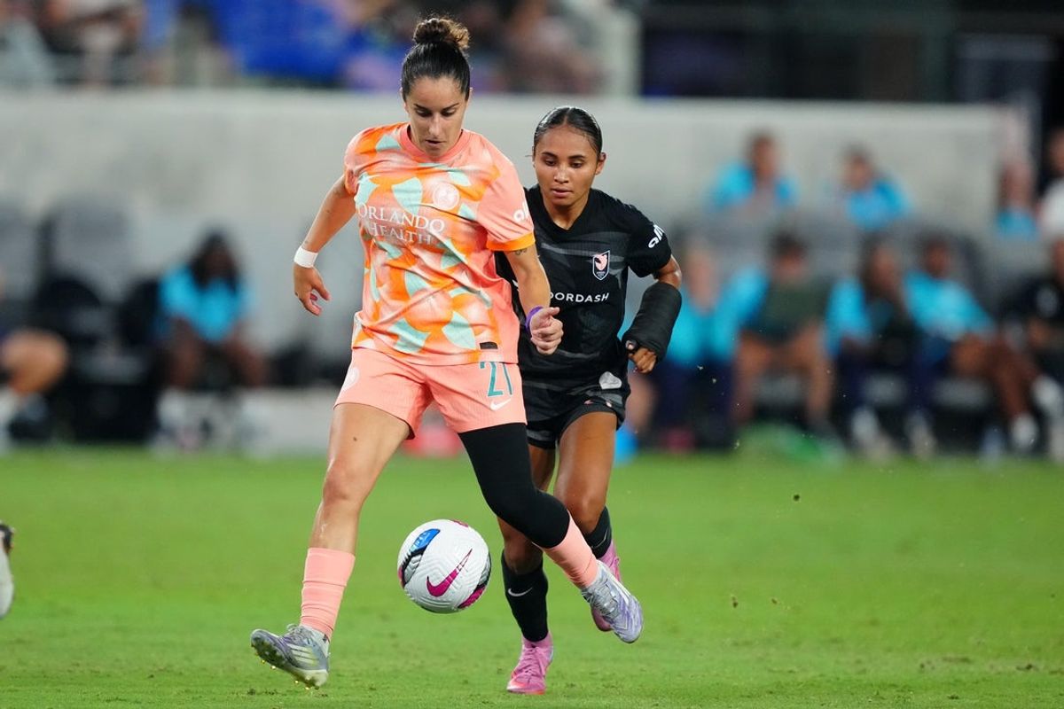 Aug 21, 2025; Los Angeles, California, USA; Orlando Pride defender Oihane Hernandez (21) and Angel City FC forward Alyssa Thompson (21) pursue the ball in the first half at BMO Stadium. Mandatory Credit: Kirby Lee-Imagn Images