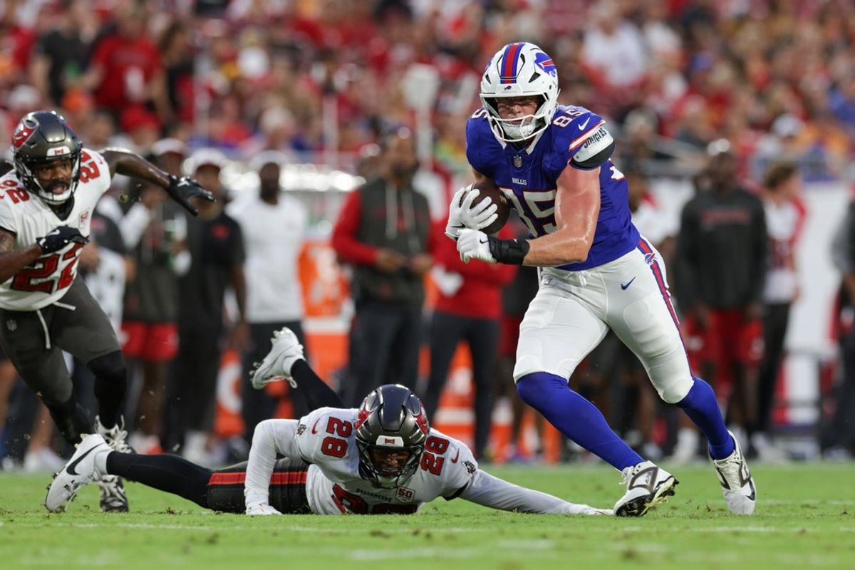 Aug 23, 2025; Tampa, Florida, USA; Buffalo Bills tight end Jackson Hawes (85) runs past Tampa Bay Buccaneers safety Shilo Sanders (28) in the first quarter at Raymond James Stadium. Mandatory Credit: Nathan Ray Seebeck-Imagn Images