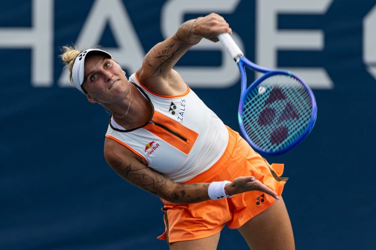 24 de agosto de 2025; Flushing, NY, EUA; Marketa Vondrousova, da República Tcheca, serve contra Oksana Selekhmeteva, da Rússia, na primeira rodada do torneio individual feminino do Aberto dos Estados Unidos, no Billie Jean King National Tennis Centre. Crédito obrigatório: Mike Frey-Imagn Images