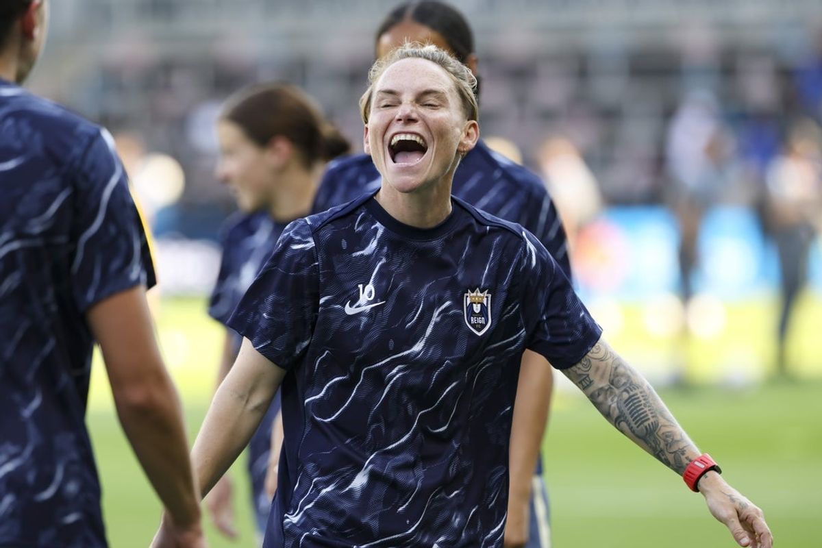 Aug 24, 2025; Houston, Texas, USA; Seattle Reign FC midfielder Jessica Fishlock (10) laughs before the match against the Houston Dash at Shell Energy Stadium. Mandatory Credit: Troy Taormina-Imagn Images
