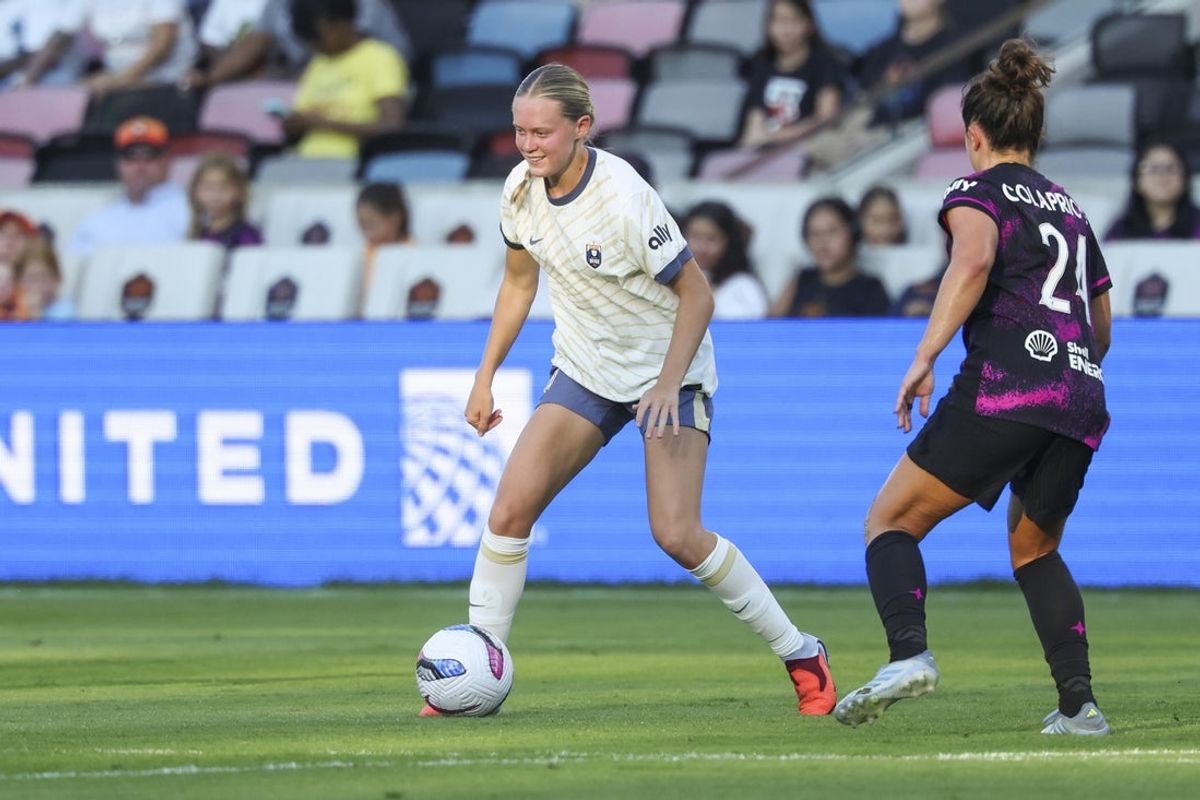 Aug 24, 2025; Houston, Texas, USA; Seattle Reign FC midfielder Maddie Dahlien (5) attempts to control the ball during the first half against the Houston Dash at Shell Energy Stadium. Mandatory Credit: Troy Taormina-Imagn Images