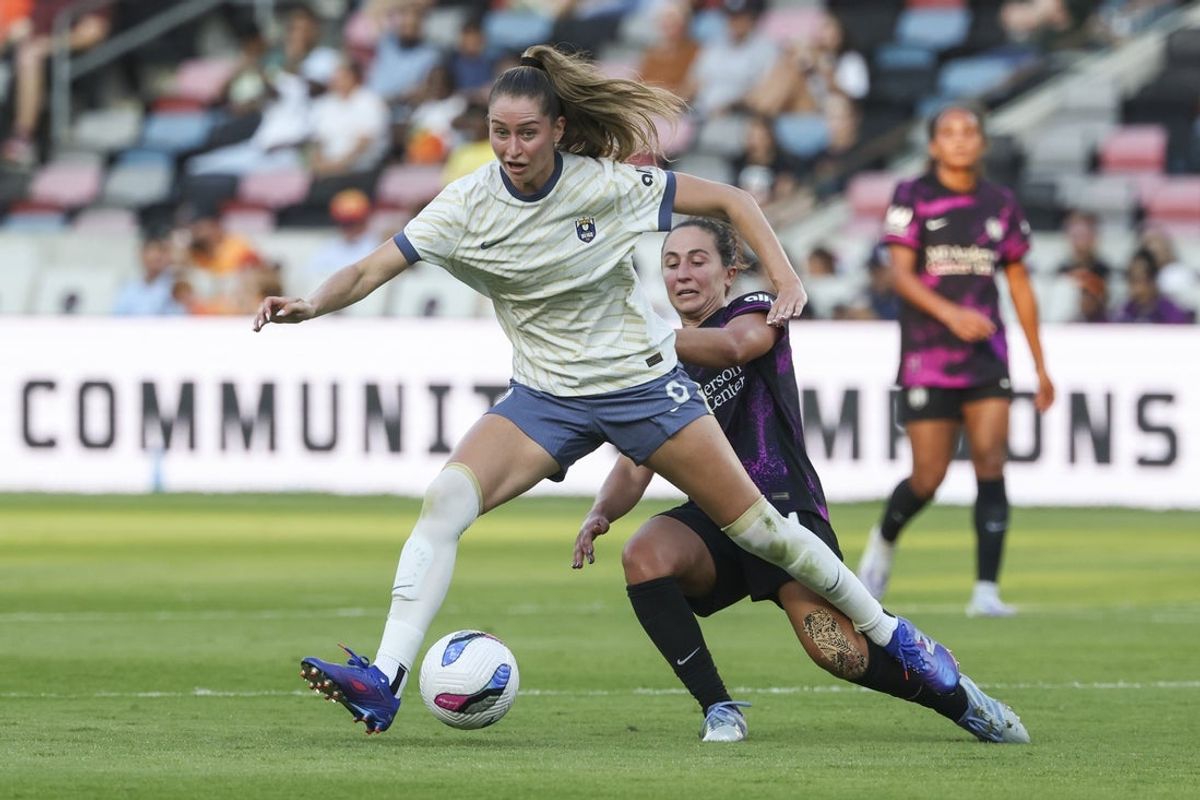 Aug 24, 2025; Houston, Texas, USA; Seattle Reign FC forward Jordyn Huitema (9) attempts to control the ball away from Houston Dash midfielder Danielle Colaprico (24) during the first half at Shell Energy Stadium. Mandatory Credit: Troy Taormina-Imagn Images