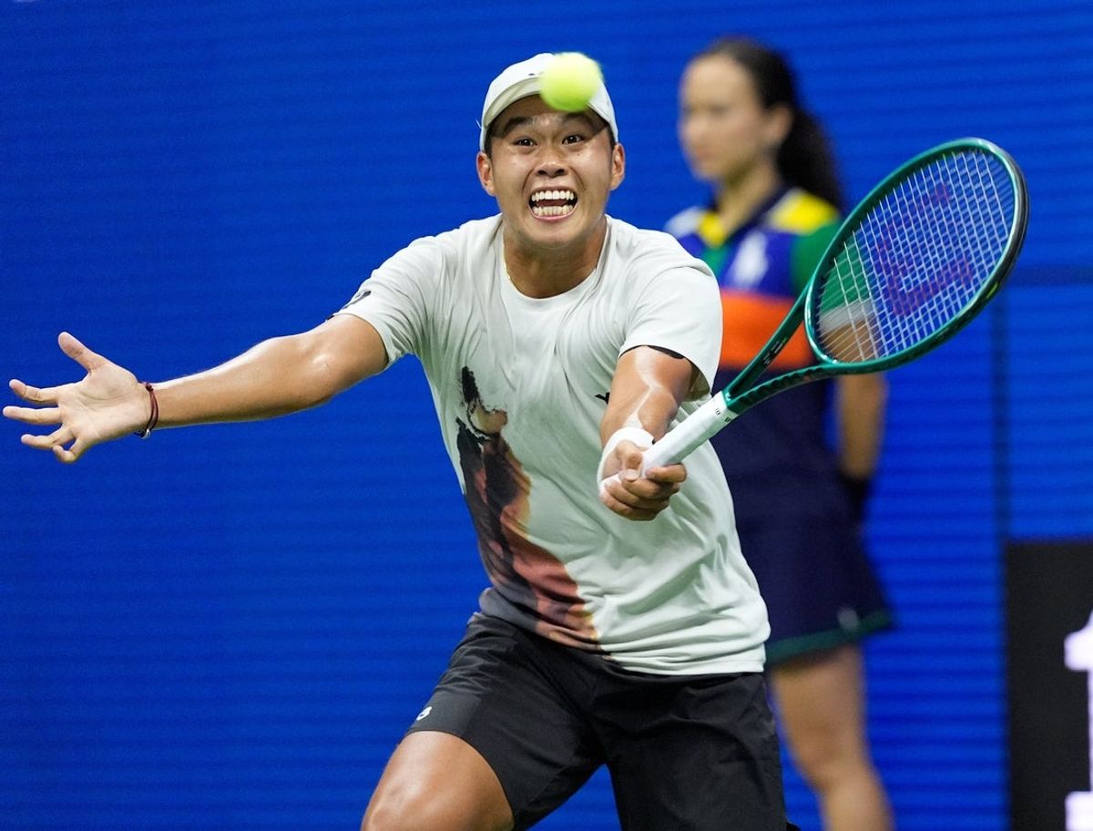 Aug 24, 2025; Flushing, NY, USA;  Learner Tien (USA) hits to Novak Djokovic (SRB) on day one of the 2025 U.S. Open tennis tournament at the USTA Billie Jean King National Tennis Center. Mandatory Credit: Robert Deutsch-Imagn Images