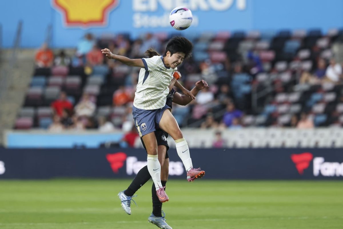 Aug 24, 2025; Houston, Texas, USA; Seattle Reign FC midfielder Ji So-Yun (91) attempts to head the ball during the second half against the Houston Dash at Shell Energy Stadium. Mandatory Credit: Troy Taormina-Imagn Images
