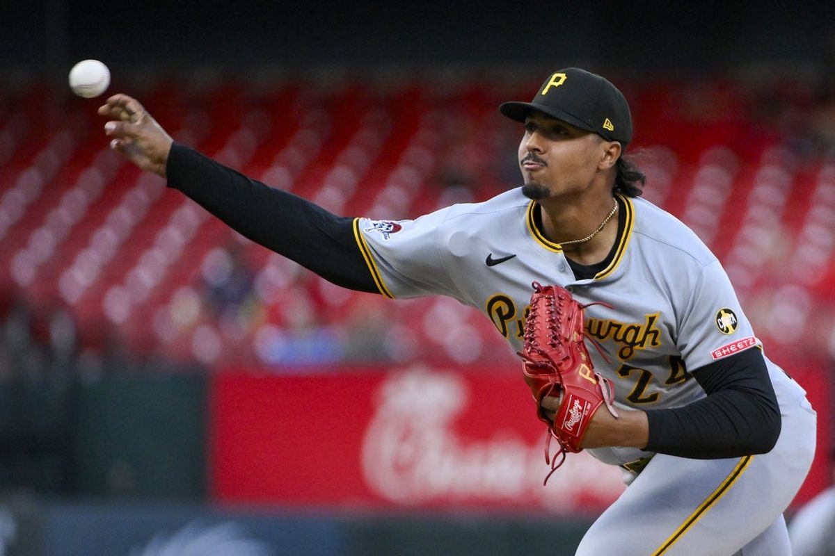 Aug 25, 2025; St. Louis, Missouri, USA;  Pittsburgh Pirates starting pitcher Johan Oviedo (24) pitches against the St. Louis Cardinals during the first inning at Busch Stadium. Mandatory Credit: Jeff Curry-Imagn Images