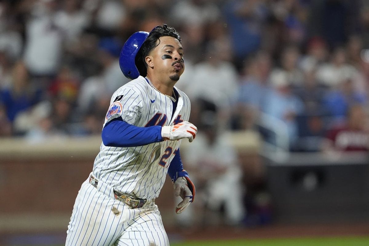 Aug 25, 2025; New York City, New York, USA; New York Mets third baseman Mark Vientos (27) runs out an RBI double against the Philadelphia Phillies during the fifth inning at Citi Field. Mandatory Credit: Gregory Fisher-Imagn Images