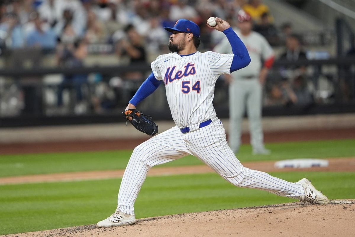 Aug 25, 2025; New York City, New York, USA; New York Mets pitcher Jose Castillo (54) delivers a pitch against the Philadelphia Phillies during the fifth inning at Citi Field. Mandatory Credit: Gregory Fisher-Imagn Images