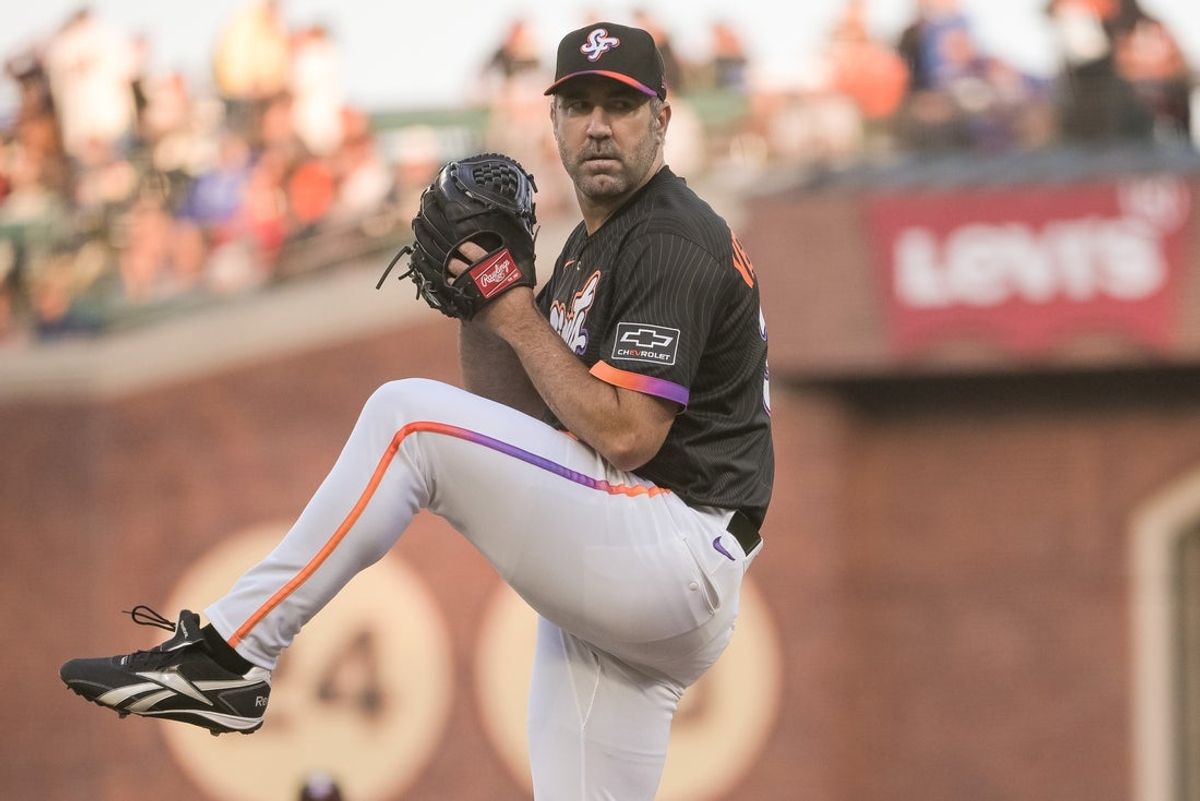Aug 26, 2025; San Francisco, California, USA;  San Francisco Giants pitcher Justin Verlander (35) throws a pitch against the Chicago Cubs during the first inning at Oracle Park. Mandatory Credit: Ed Szczepanski-Imagn Images