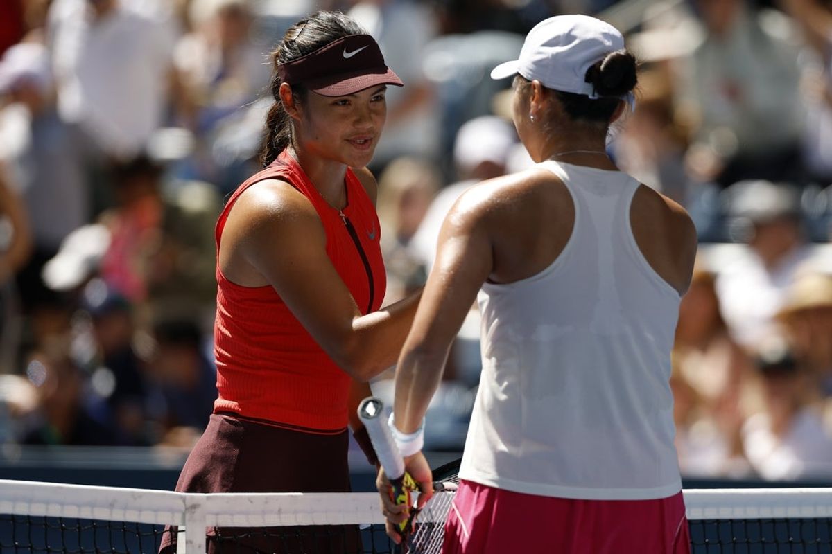 Aug 27, 2025; Flushing, NY, USA; Emma Raducanu (GBR) shakes hands with Janice Tjen (INA) (R) at the net after their match on day four of the 2025 US Open tennis tournament at Billie Jean King USTA National Tennis Center. Mandatory Credit: Geoff Burke-Imagn Images