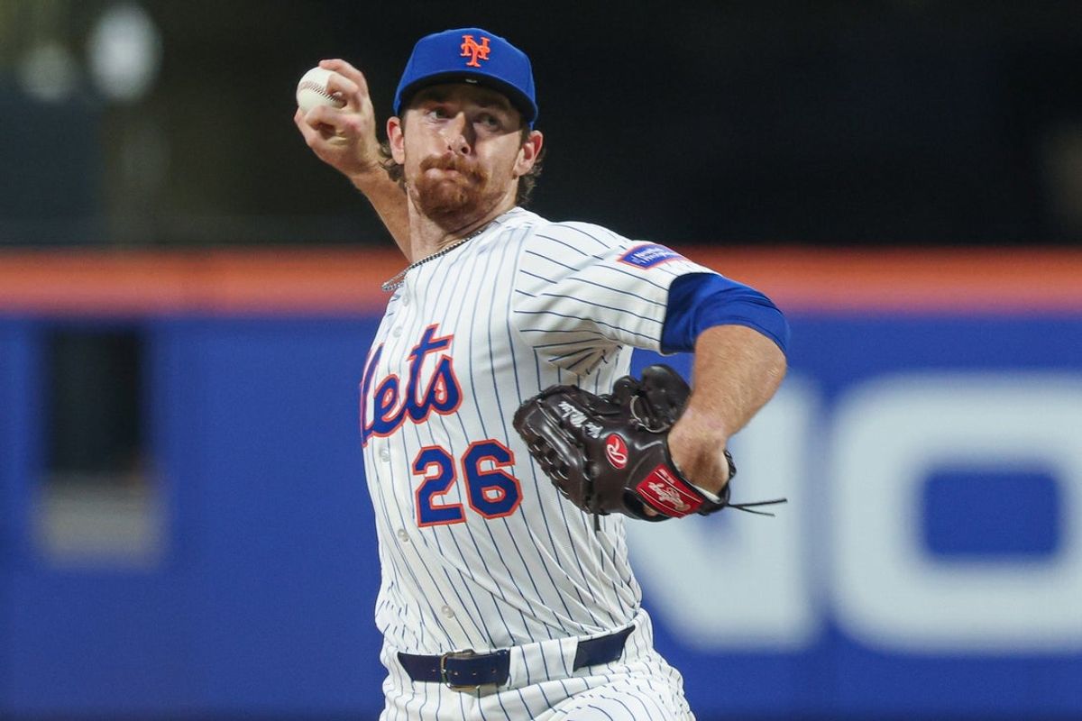 Aug 27, 2025; New York City, New York, USA; New York Mets starting pitcher Nolan McLean (26) delivers a pitch during the third inning against the Philadelphia Phillies at Citi Field. Mandatory Credit: Vincent Carchietta-Imagn Images