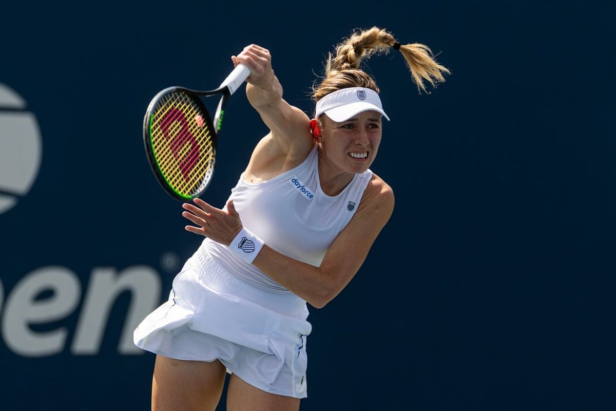 Aug 27, 2025; Flushing, NY, USA; Ekaterina Alexandrova of Russia serves against Wang Xinyu of China in the second round of the women’s singles at the US Open at Billie Jean King National Tennis Center. Mandatory Credit: Mike Frey-Imagn Images