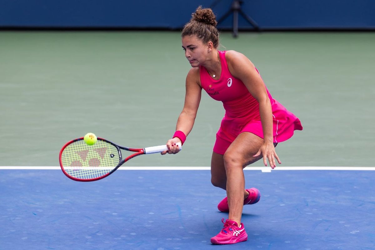 Aug 29, 2025; Flushing, NY, USA; Jasmine Paolini of Italy in action against Marketa Vondrousova of Czech Republic in the third round of the womenís singles at the US Open at Billie Jean King National Tennis Center. Mandatory Credit: Mike Frey-Imagn Images