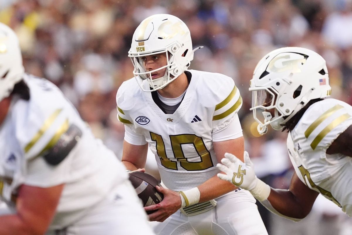 Aug 29, 2025; Boulder, Colorado, USA; Georgia Tech Yellow Jackets quarterback Haynes King (10) carries the ball for a touchdown in the second quarter against the Colorado Buffaloes at Folsom Field. Mandatory Credit: Ron Chenoy-Imagn Images