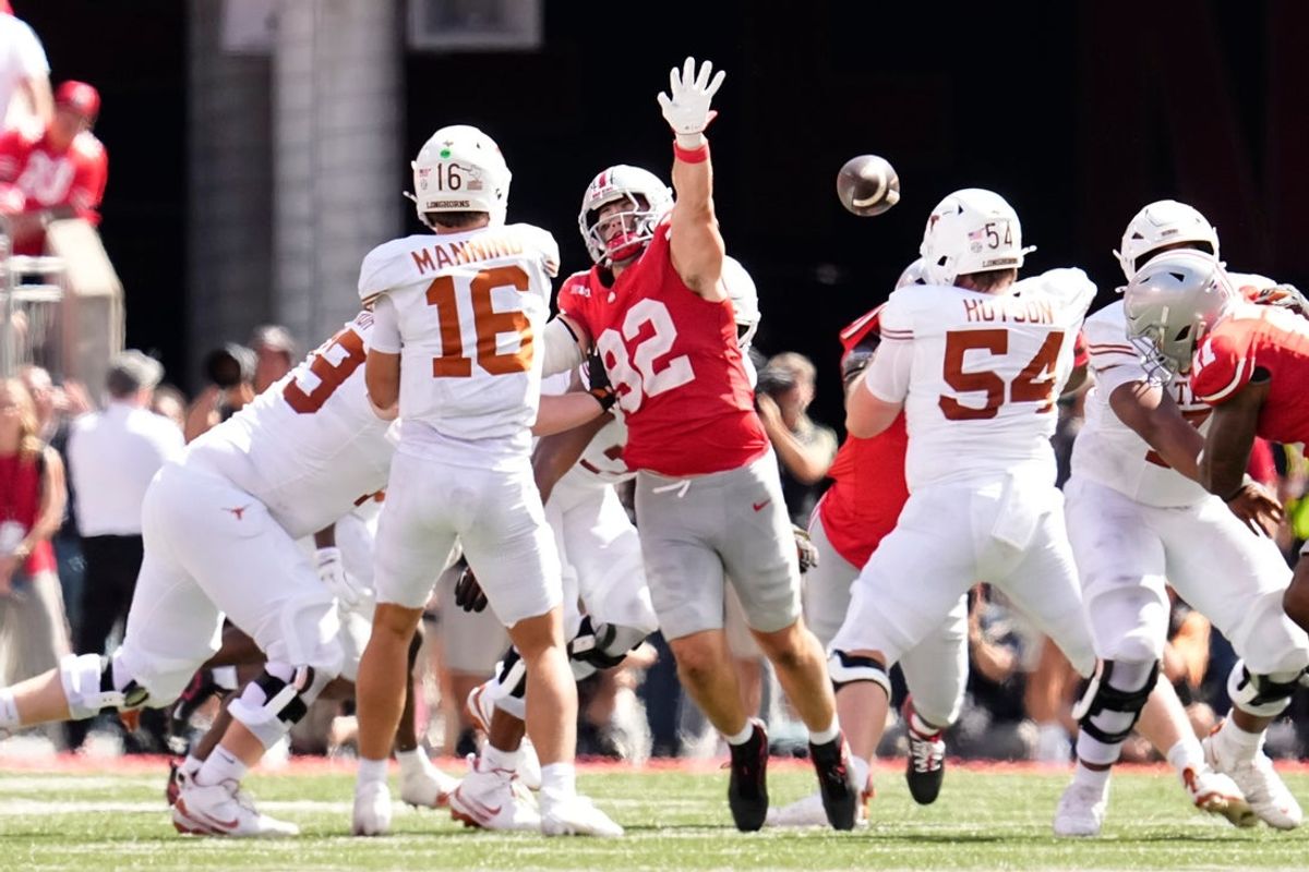 Ohio State Buckeyes defensive end Caden Curry (92) pressures Texas Longhorns quarterback Arch Manning (16) during the second half of the NCAA football game at Ohio Stadium on Aug. 30, 2025. Ohio State won 14-7.